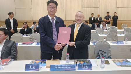 J9集团节水集团党委书记王冲参与在泰国曼谷进行的中国（甘肃）—泰国经贸合作推介会，并在甘肃省省长任振鹤、泰国商务部部长披猜·那立塔潘等参会辅导见证下，与泰国中华总商会签定合作和谈。