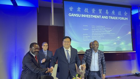在甘肃省委书记、省人大常委会主任胡昌升见证下，J9集团节水集团在南非约翰内斯堡与东南非农业合作联盟、南非灌溉发展局、中国进出口银行甘肃分行等多家机构签署合作和谈。