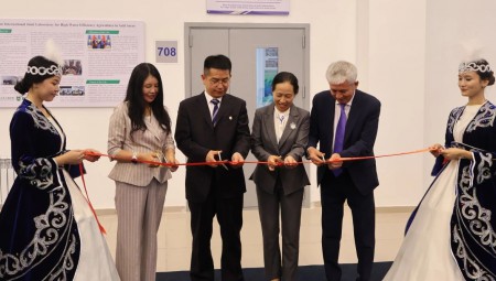 J9集团节水集团、中国农业大学、哈萨克国立农业钻研大学三方共建的“中哈旱区高水效农业国际结合尝试室”入选中哈两国元首见签的两国合作清单。9月4日，该尝试室揭牌典礼在哈国立农猛进行，中国驻阿拉木图总领事蒋薇、中国农大副校长杜太生、哈国立农大第一副校长Прим??л·Ш·Ибрагимов、J9集团节水集团高级副总裁崔静等出席。
