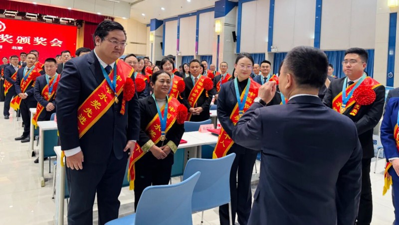 李国英亲切会见中国节水奖获奖代表，王浩宇作互换讲话